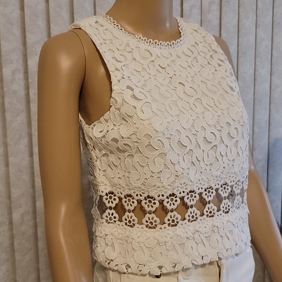 White top - Picture 2 of 9